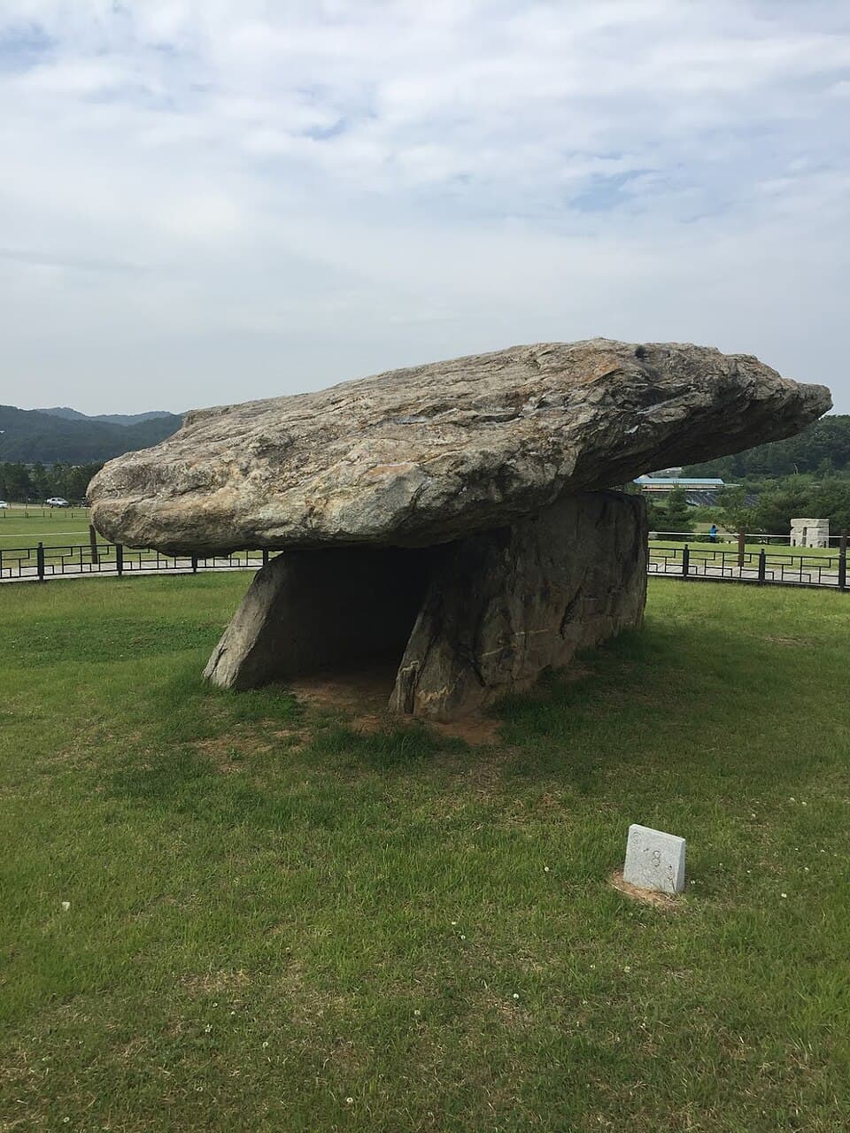 탁자식 고인돌